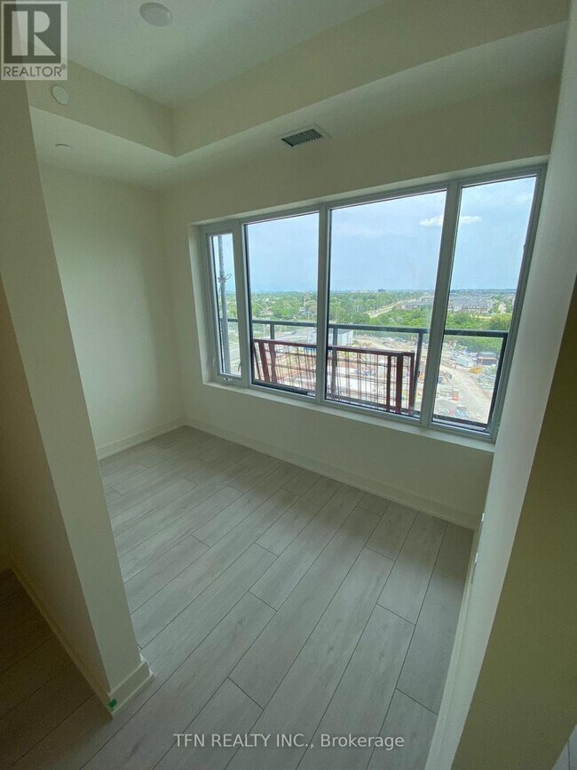 Photo du bâtiment - 8010 Derry Rd