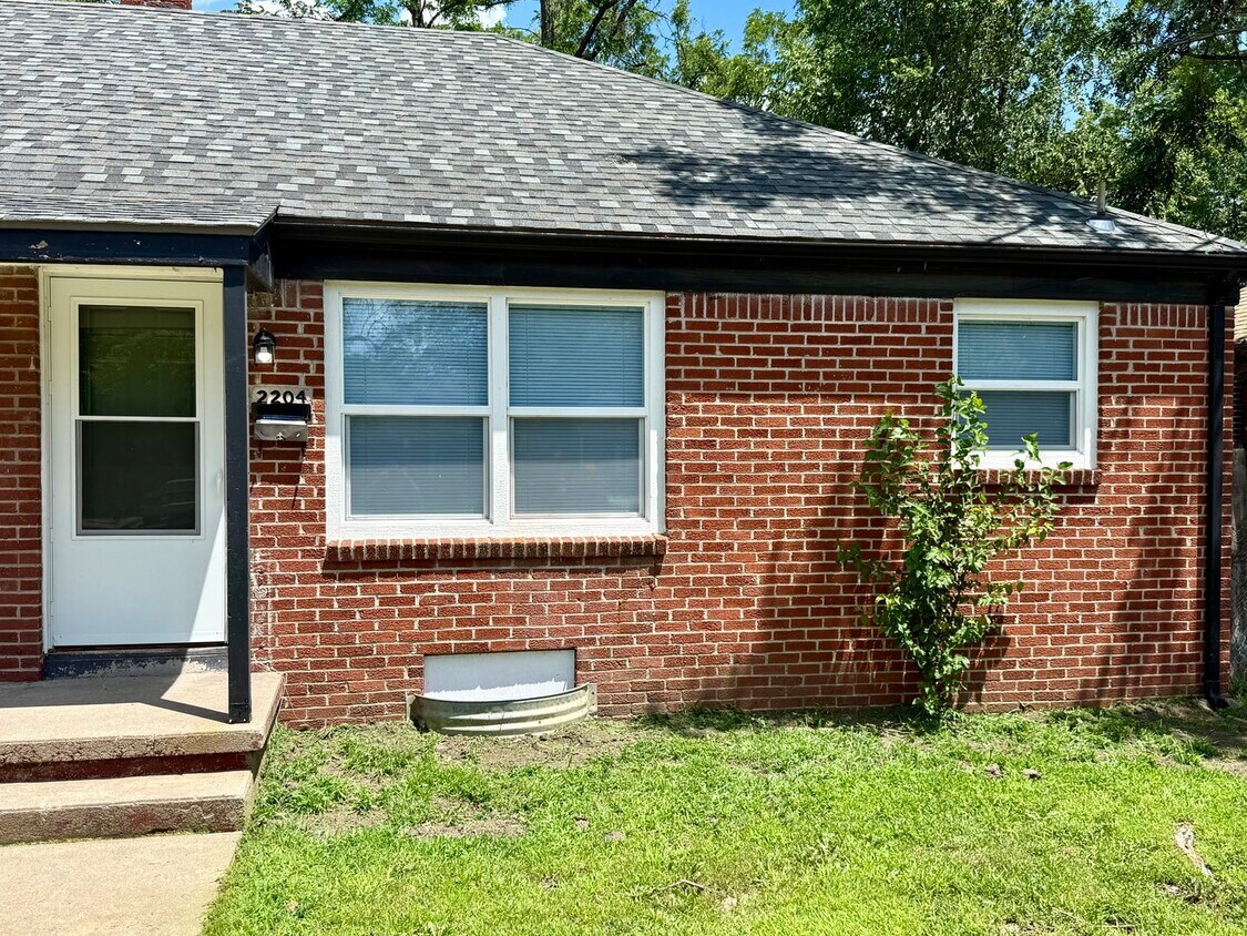 Primary Photo - 2204 S Hydraulic Ave