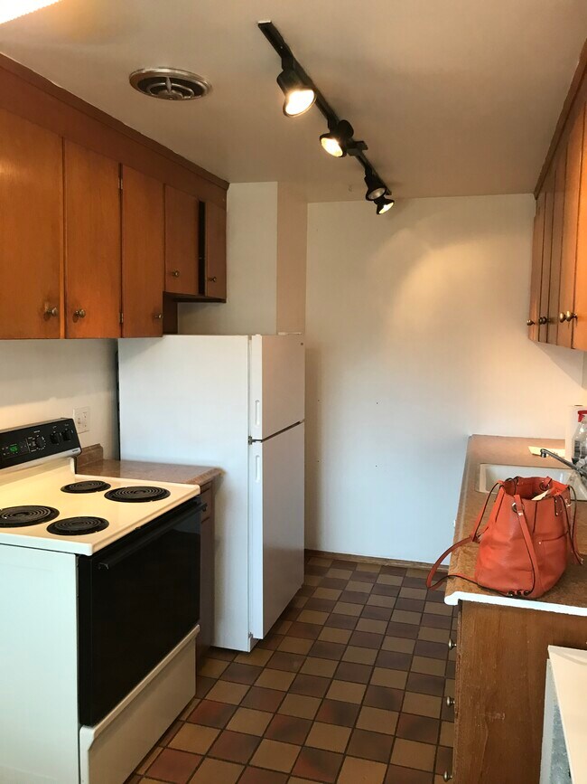 Building Photo - 2833 Thorndyke Ave W