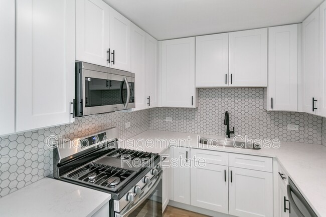 Building Photo - 18200 Fountainbleau Dr