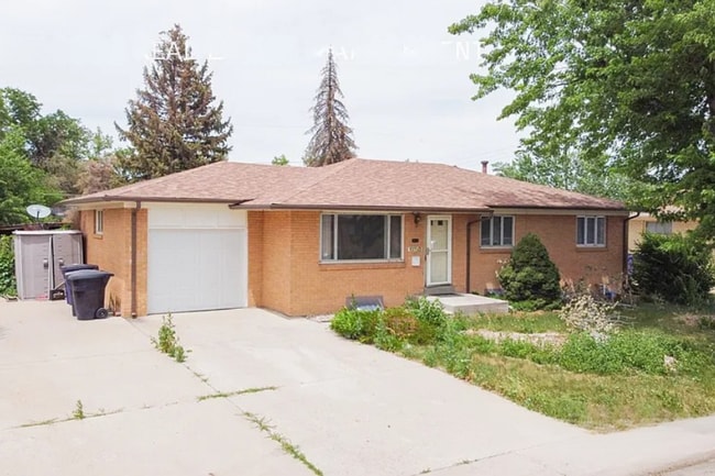 Beautifully Renovated, Spacious 4BR Home w/ Basement & Backyard! - Beautifully Renovated, Spacious 4BR Home w/ Basement & Backyard!
