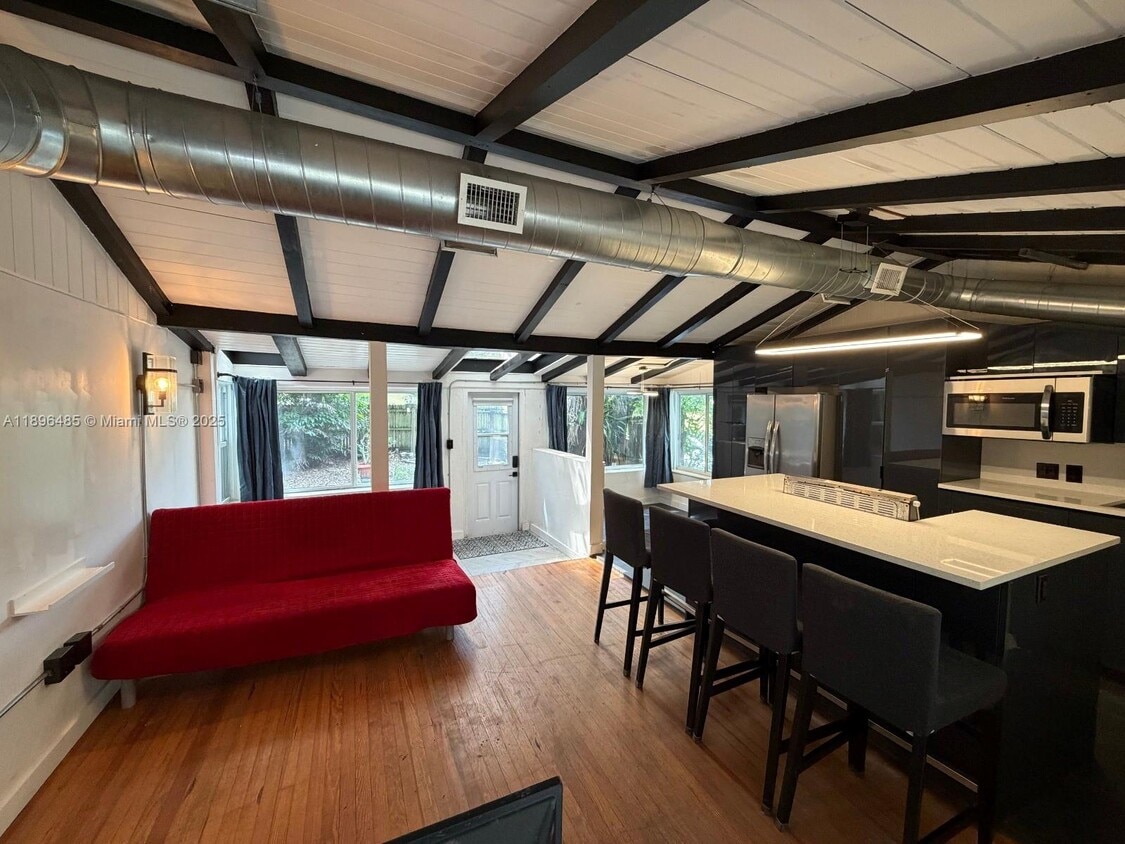 Foto principal - 491 NE 163rd St