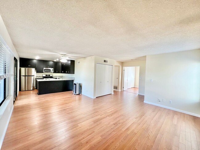 Building Photo - Updated 2B/1.5BA w/ Private Balcony & Wash...