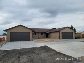 Building Photo - 827 S Laurue Dr
