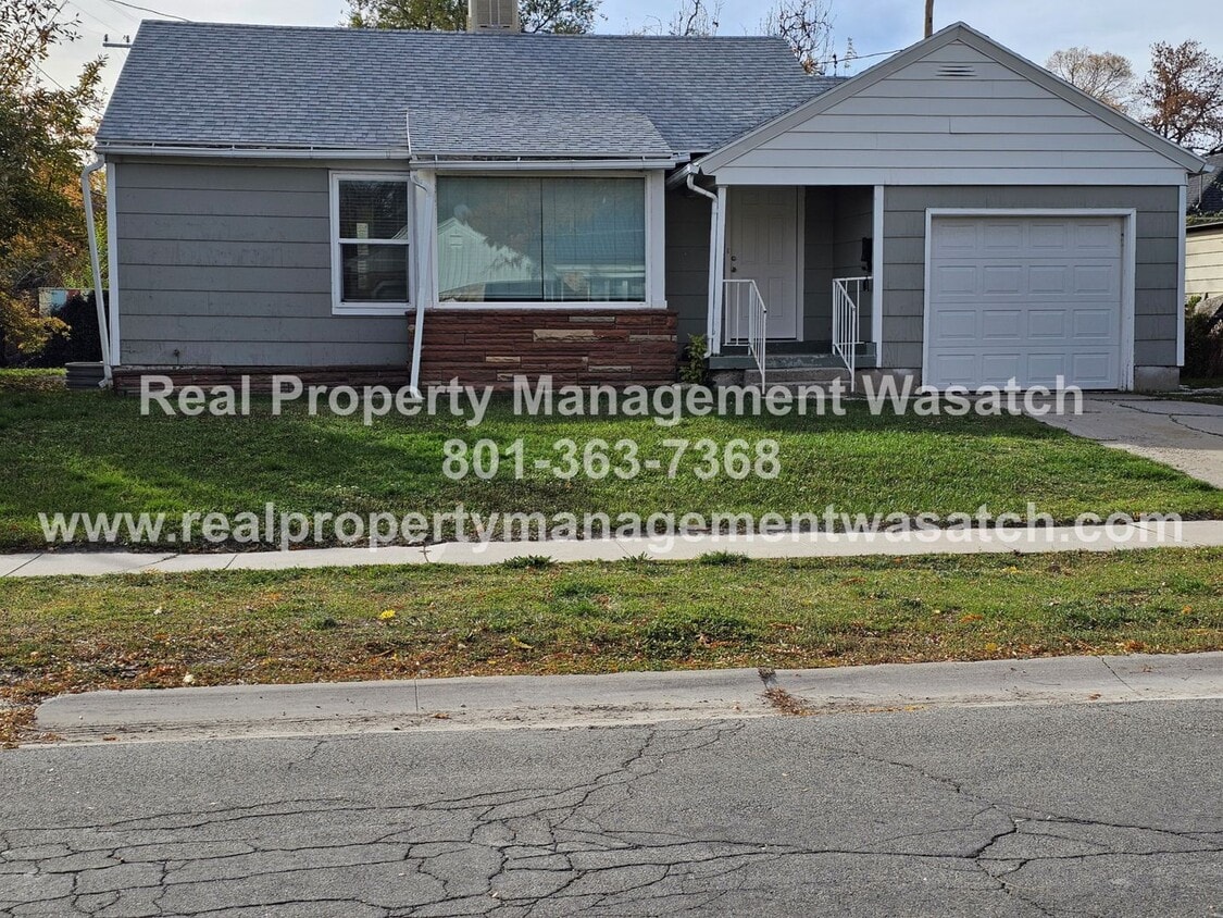 Primary Photo - Check Out This 4 Bedroom 2 Bathroom Home i...