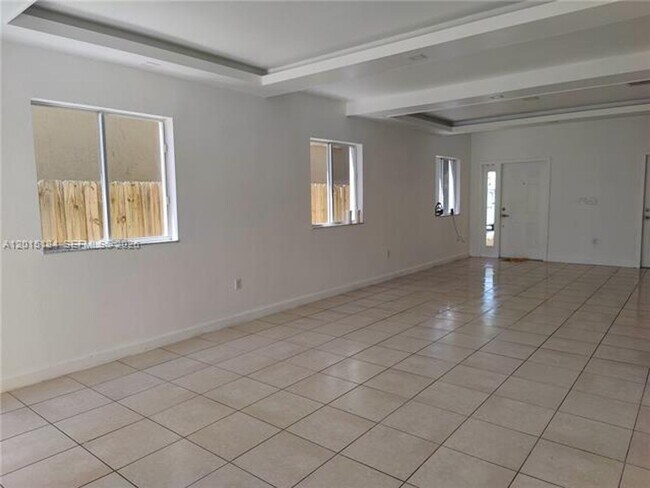 Foto del edificio - 379 NE 34th Ave