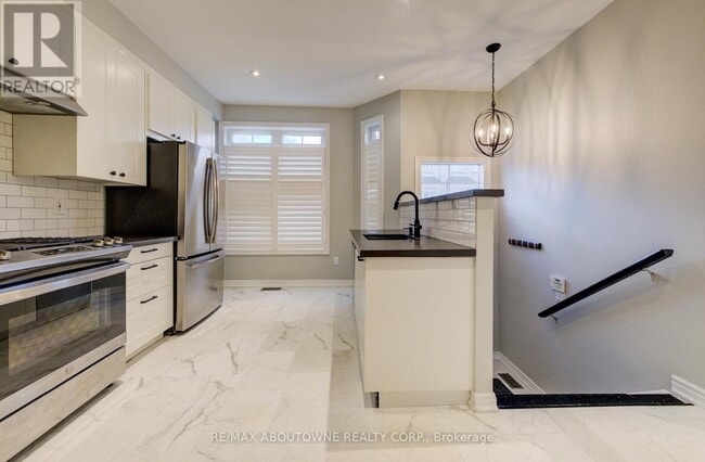 Photo du bâtiment - 2351 Lakeshore Rd W