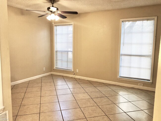 Building Photo - 2 br, 1.5 bath  - 10573 Starcrest Dr