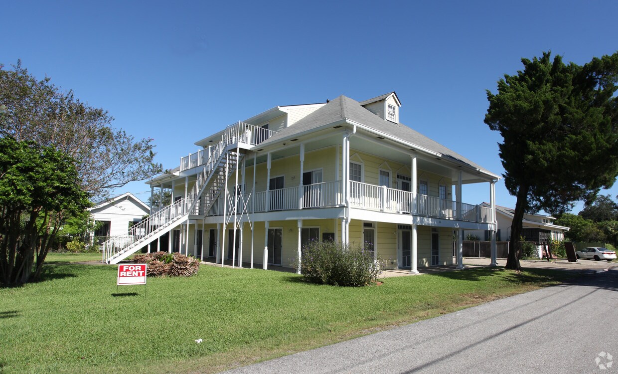 Building Photo - 606 Egania St