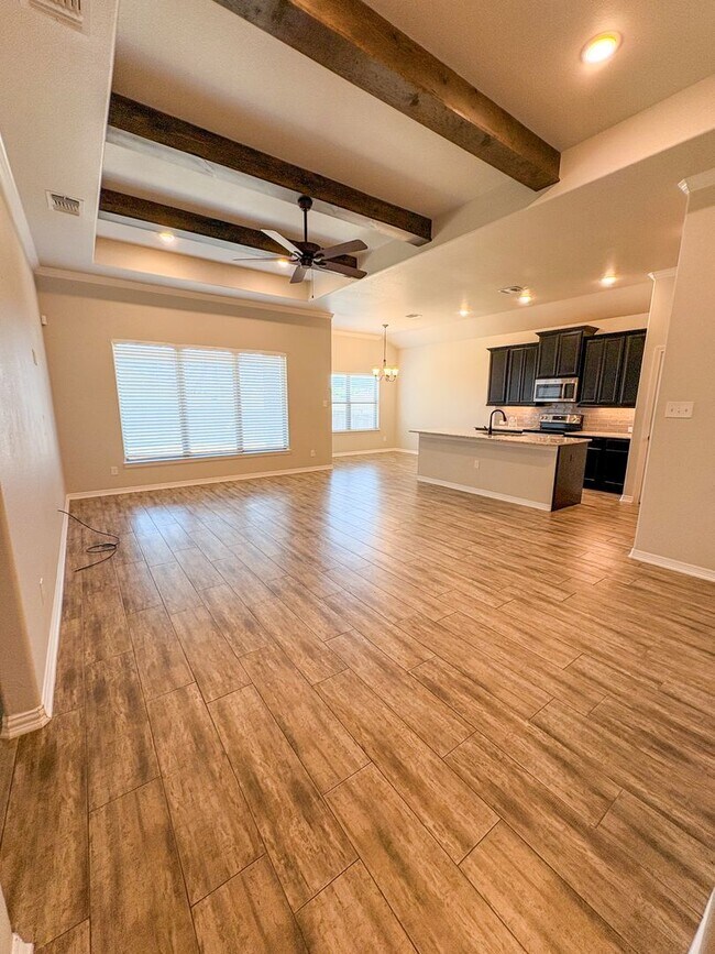 Foto del edificio - 701 Juniper Dr