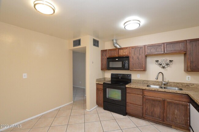 Building Photo - 717 S Starley Dr