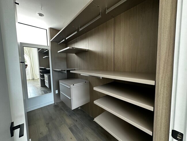 Foto del edificio - 2830 S Cloverdale Ave