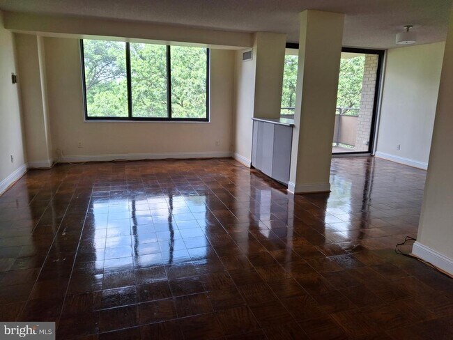 Foto del edificio - 5225 Pooks Hill Rd