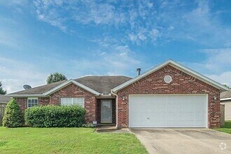 Building Photo - 4407 SW Limestone Ave