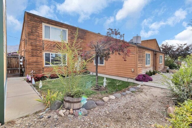 Foto del edificio - 318 W Second St