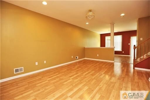 Building Photo - 1903 Dahlia Cir