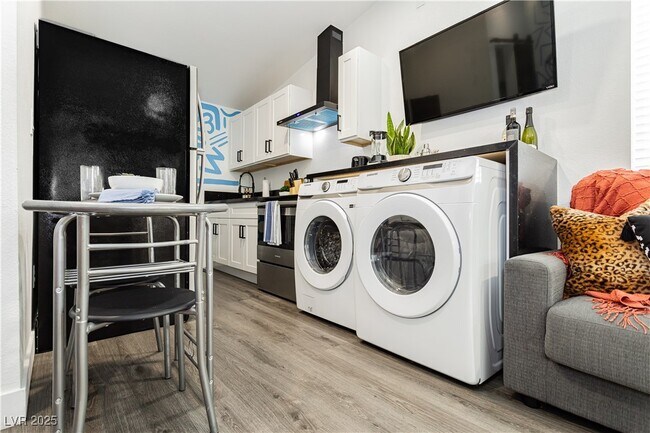 Building Photo - 522 E St Louis Ave