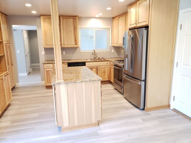 Foto del edificio - 4 Bed 2 Bath with Beautiful Large Yard!!