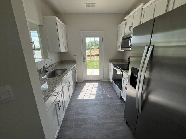 Foto del edificio - "Charming 3-Bed Townhouse with Granite Elegance in Prime Graham Location!"