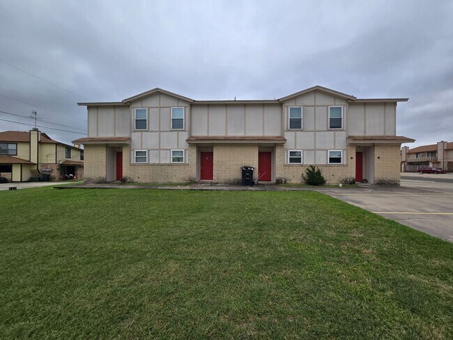Foto del edificio - AVAILABLE NOW!