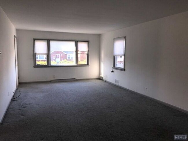 Building Photo - 19 W Edsall Ave