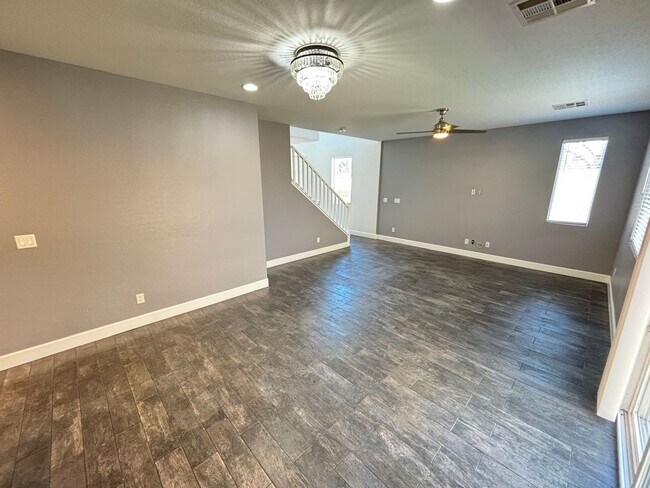 Building Photo - Beautiful 4Bed/3Bath/2Car Residence located in Providence