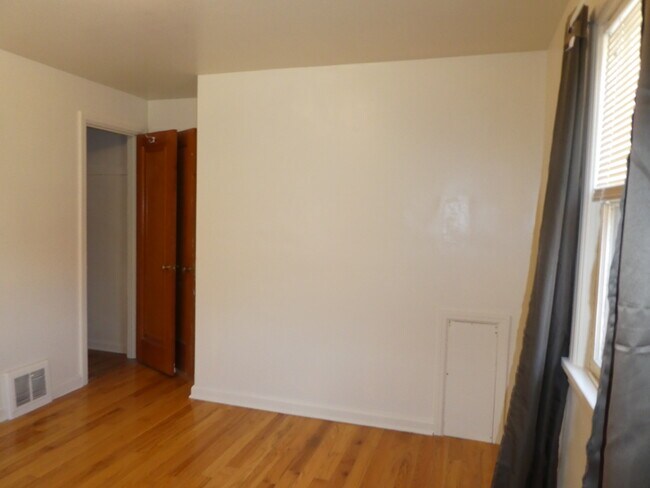 bedroom - 708 W 1st Ave