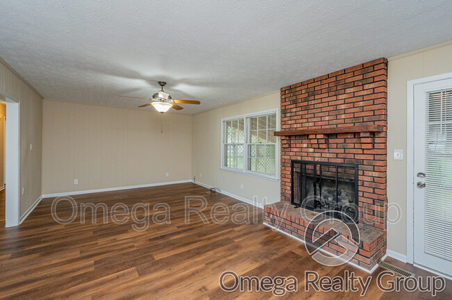 Foto del edificio - 6221 Cane Creek Cir