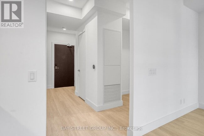 Building Photo - 6 Greenbriar Rd