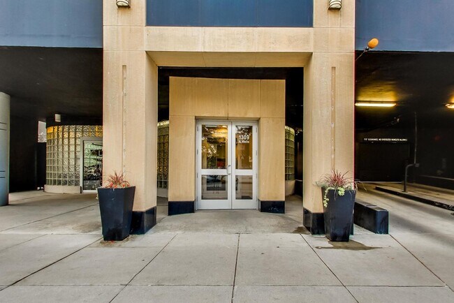 Foto del edificio - 1309 N Wells St