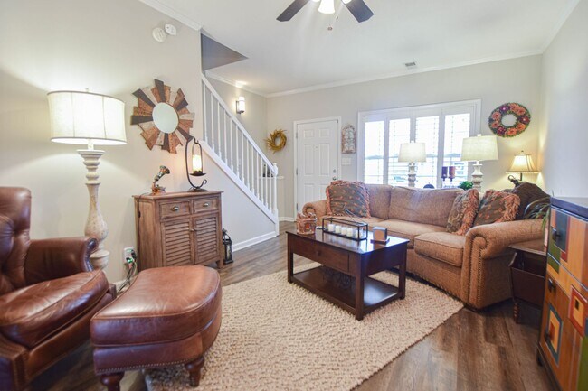 Building Photo - Pet Friendly Two Bedroom!