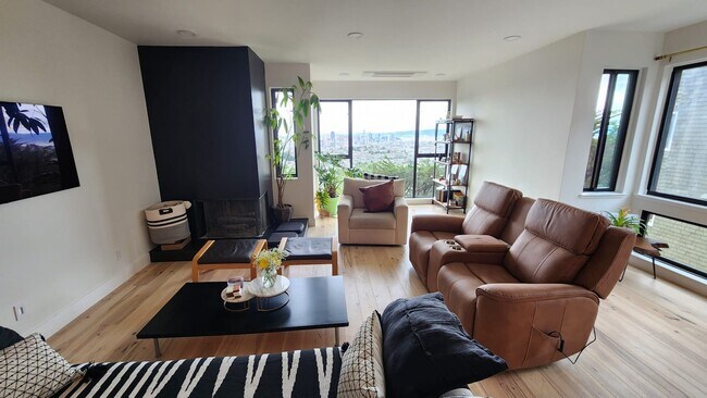 Foto del edificio - 5155 Diamond Heights Blvd