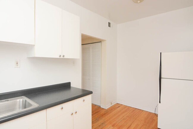 Foto del edificio - 3042 W Wellington Ave