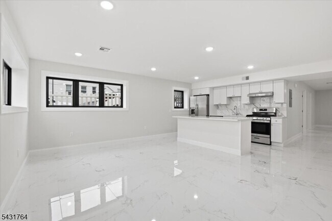 Foto del edificio - 281 Maple St