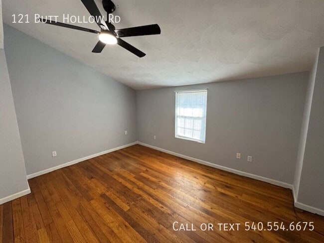 Foto del edificio - 121 Butt Hollow Rd