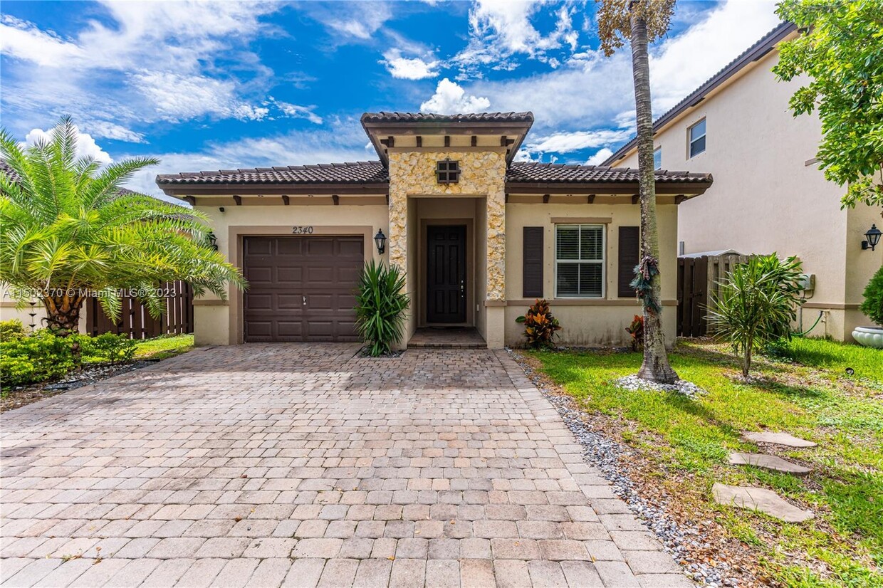 Foto principal - 2340 NE 3rd Ct