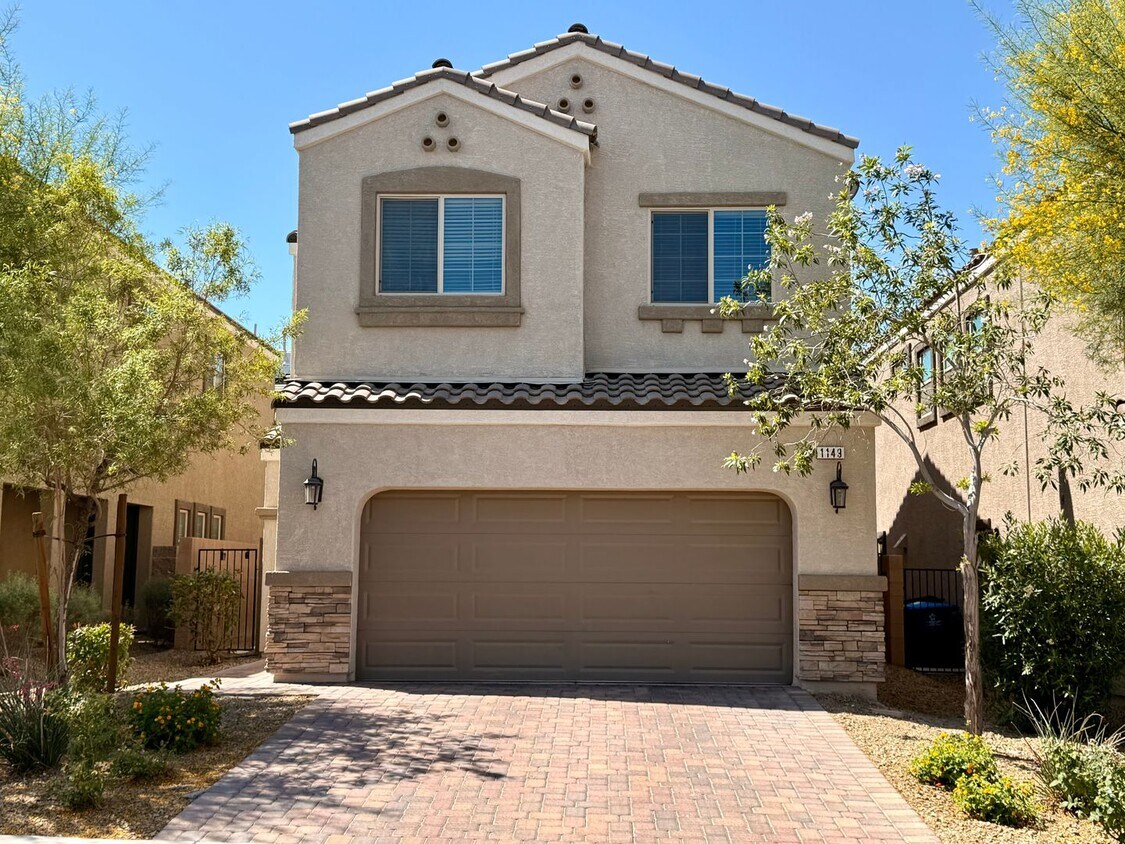 Foto principal - 3 BED 2.5 BATH 2 CAR GARAGE HOME w/ LOFT &...