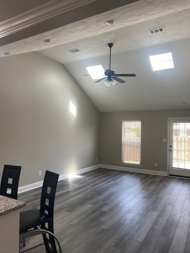 Foto del edificio - 844 Bryan Cir