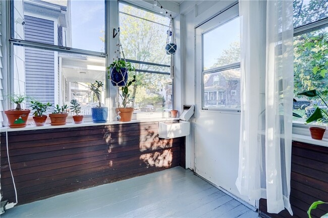 Building Photo - 284 Benton St