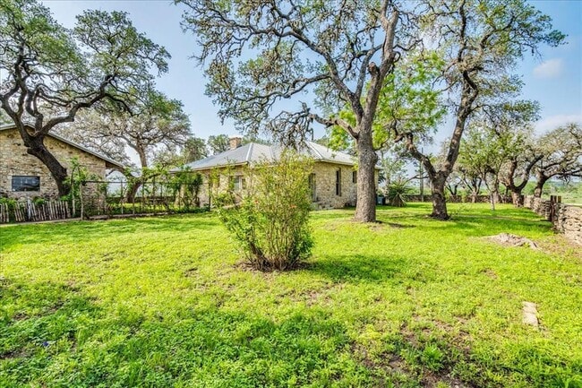 Foto del edificio - 6400 Cypress Rd