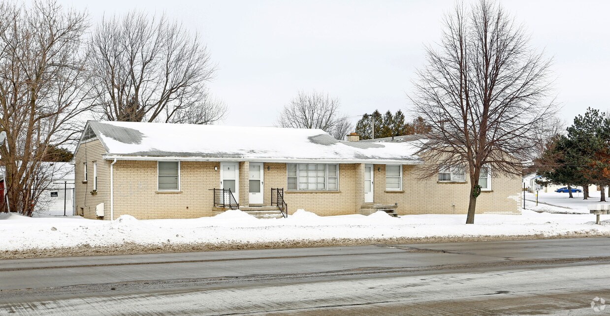 Building Photo - 1025 University Dr