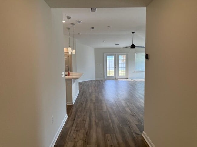 Building Photo - Like New 4/2 Lake Asbury