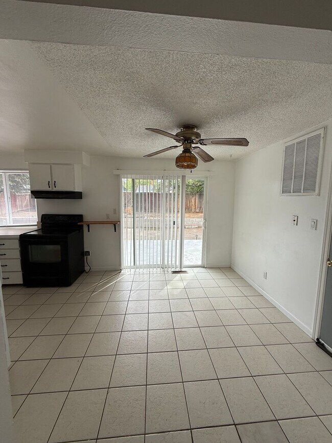 Building Photo - 433 Oleander Way