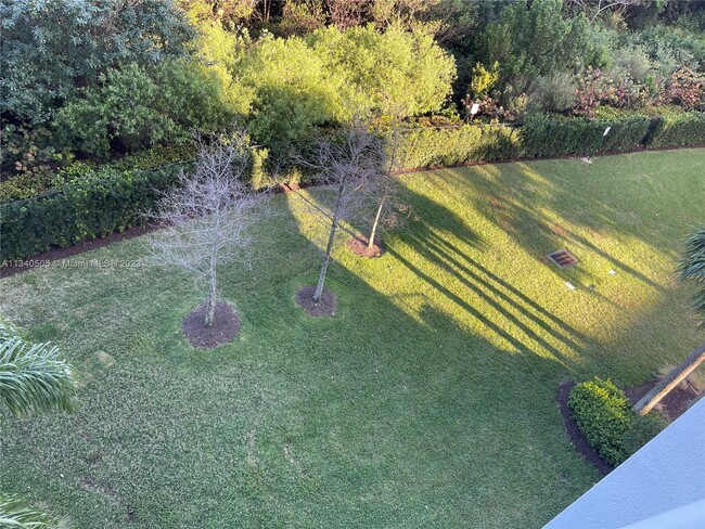 Foto del edificio - 15051 Royal Oaks Ln