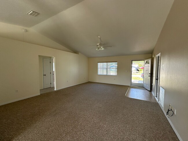 Foto del edificio - Furnished Master Bedroom