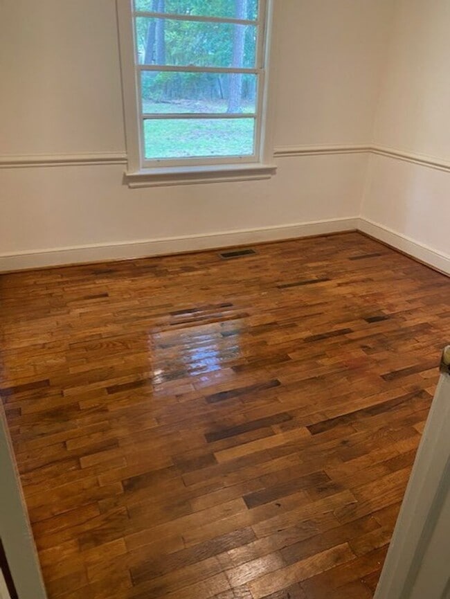 Building Photo - 3 Bedroom Brick House in Meadowbrook