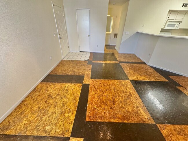 Foto del edificio - SPACIOUS 2 BEDROOM TOP FLOOR CONDO WITH A MOVE IN SPECIAL OFFER!