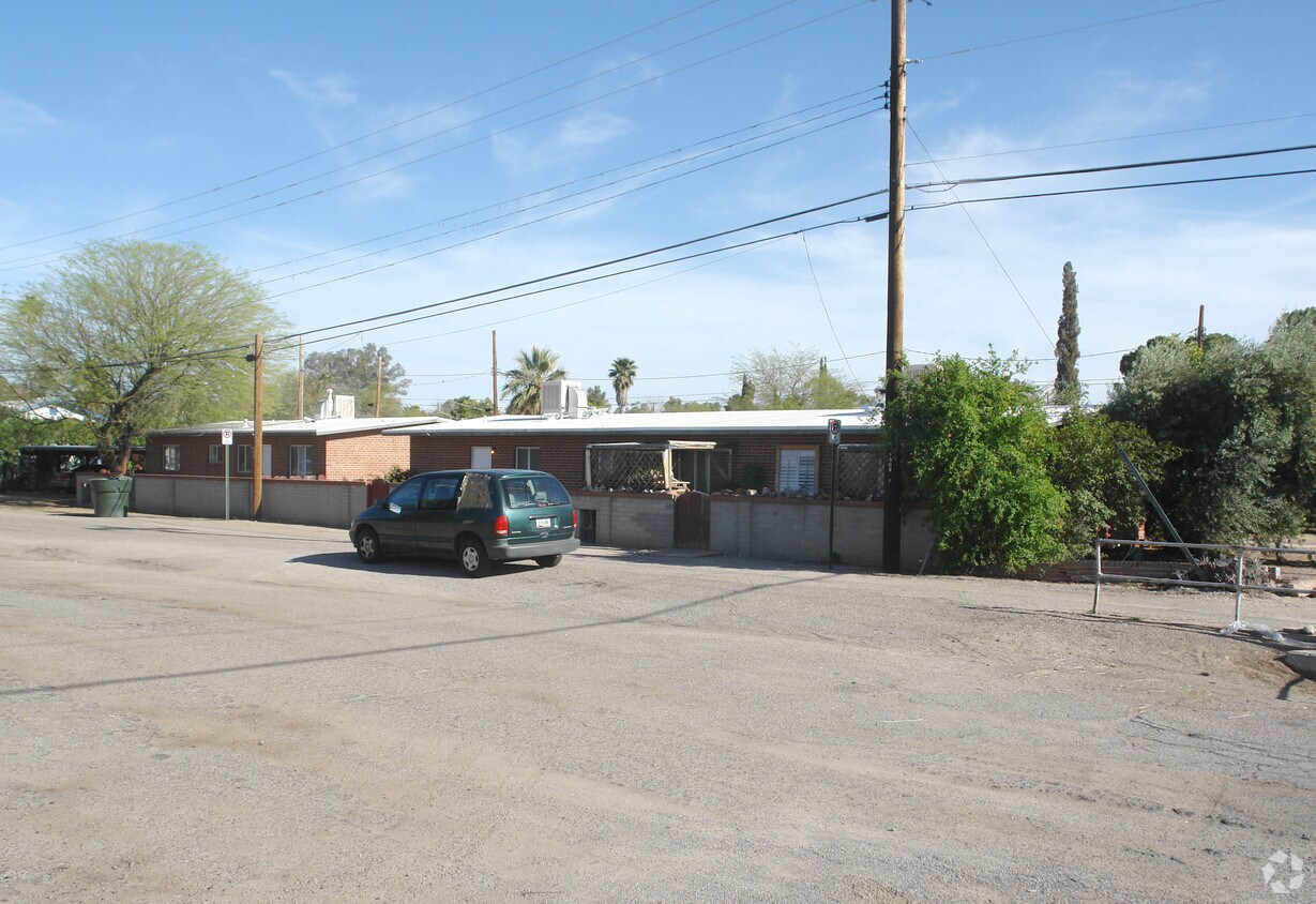Primary Photo - 320-340 N Campbell Ave