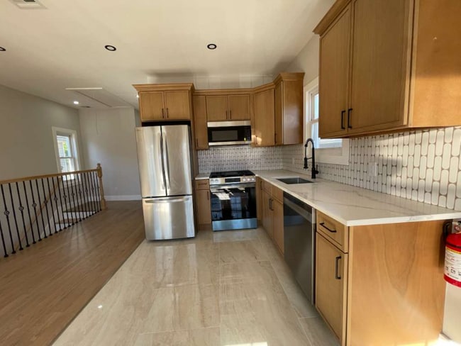 Building Photo - 413 E 9th Ave