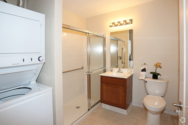 Baño - Transit Pointe Senior Apartments